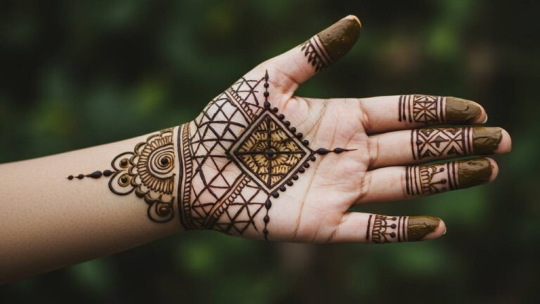 Curvy Petal Vines Design