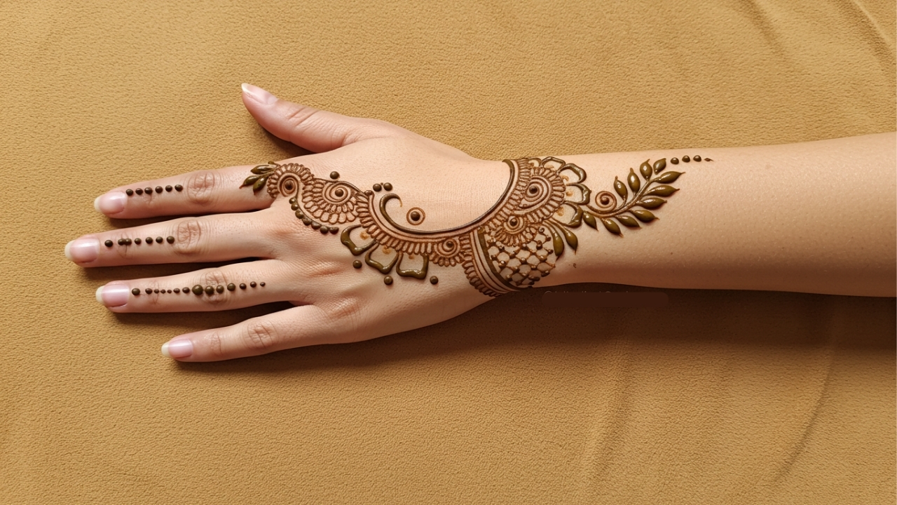Half-Crescent Aura Mehndi