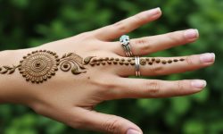 Bloom Finger Chain Mehndi