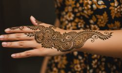 Elegant Paisley Curve Mehndi