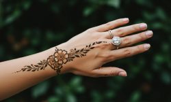 Swirl and Bud Chain.Simple Design